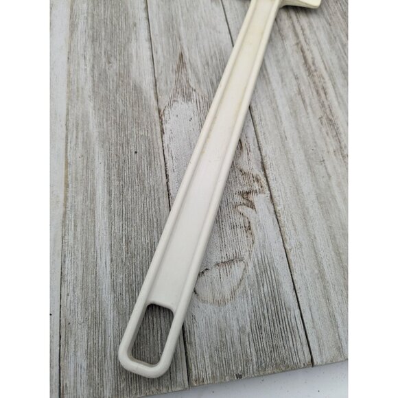 Rubbermaid 1905 Scoop Scraper White Spatula 13 1/2" Long - Picture 6 of 9